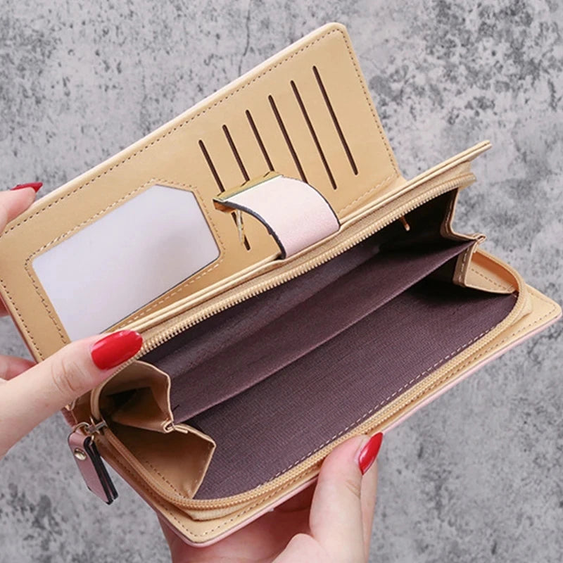 Cartera clutch de cuero PU beige abierta, mostrando interior marrón oscuro y acento rosa claro.