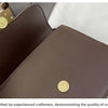Braune Leder-Ein Schultertasche mit Messing-Hardware aus einer Ecke
