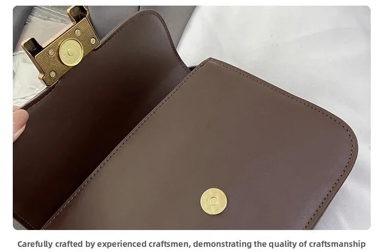 Braune Leder-Ein Schultertasche mit Messing-Hardware aus einer Ecke
