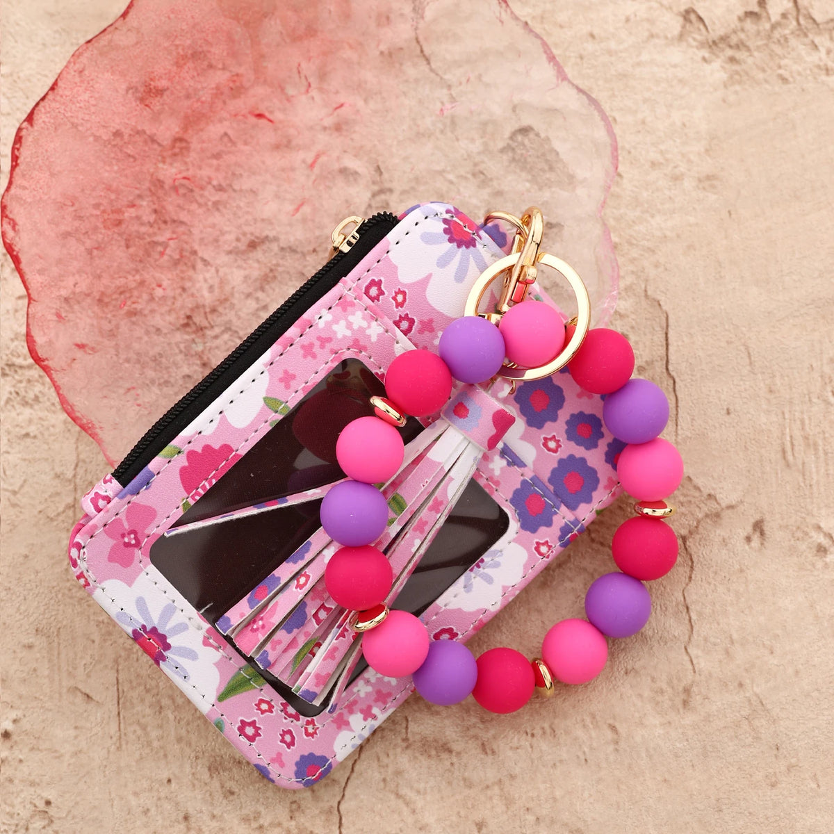 Cartera llavero de cuero PU silicona floral rosa con cadena dorada y cuentas esféricas moradas y rosas.