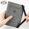 Eine Hand hält ein graues Passwallet-Cover mit RFID-Schutzfunktion.
