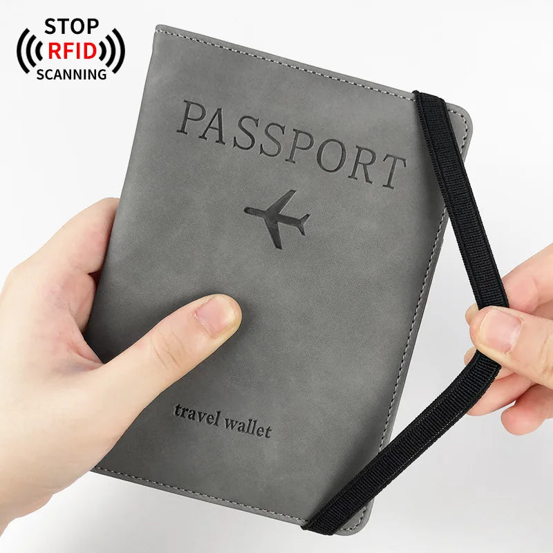 Eine Hand hält ein graues Passwallet-Cover mit RFID-Schutzfunktion.