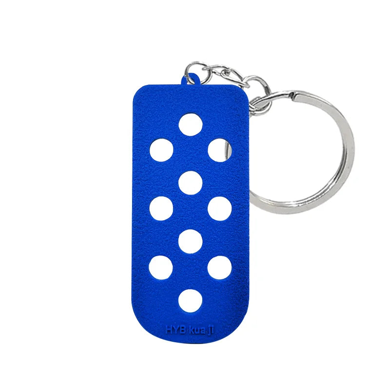 Porte-clés avec porte-clés en silicone bleu vif et anneau divisé argenté.