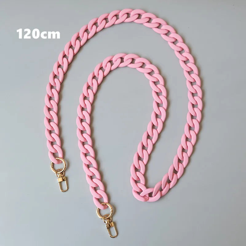 Collier ou bracelet en résine rose mat de 120cm, présenté sur fond gris clair.