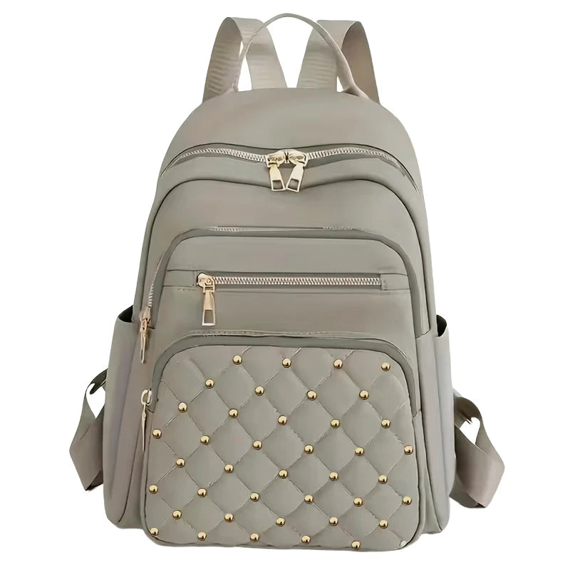 Hellgrauer gesteppter Kunstleder-Daypack mit verstellbaren Trägern und verschließbarem Fach.