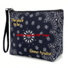 Bolsa cosmética azul marino con estampado floral blanca y texto dorado, con correa negra.