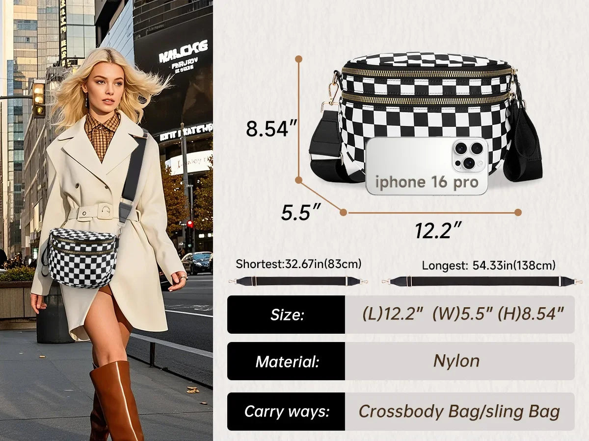 Eine Frau präsentiert eine schwarz-weiße karierte Nylon-Crossbodytasche mit goldfarbener Jacke.
