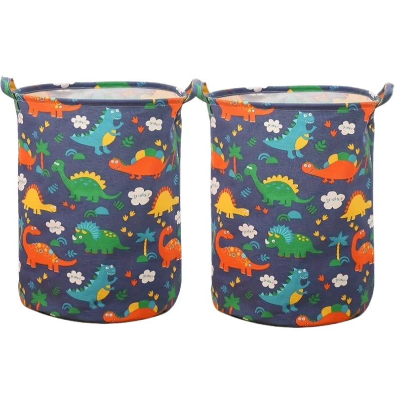 Deux paniers à linge en tissu en forme de dinosaures bleus et violets avec des motifs de dinosaures colorés