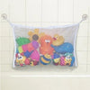 Bolsa de malla de almacenamiento llena de juguetes de baño y animales de peluche colgados en la pared.
