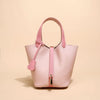 Helles rosa Leder-Bucketbag mit rosa Akzenten und goldfarbener Schnalle.