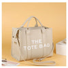 Sac fourre-tout de luxe en PU beige avec des sangles en cuir clair.