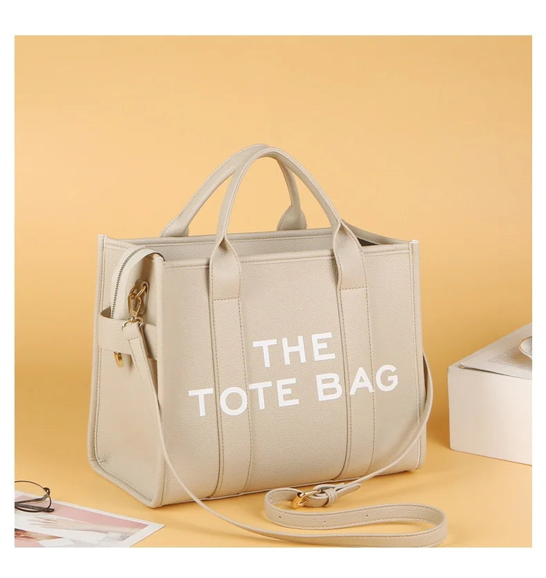 Sac fourre-tout de luxe en PU beige avec des sangles en cuir clair.