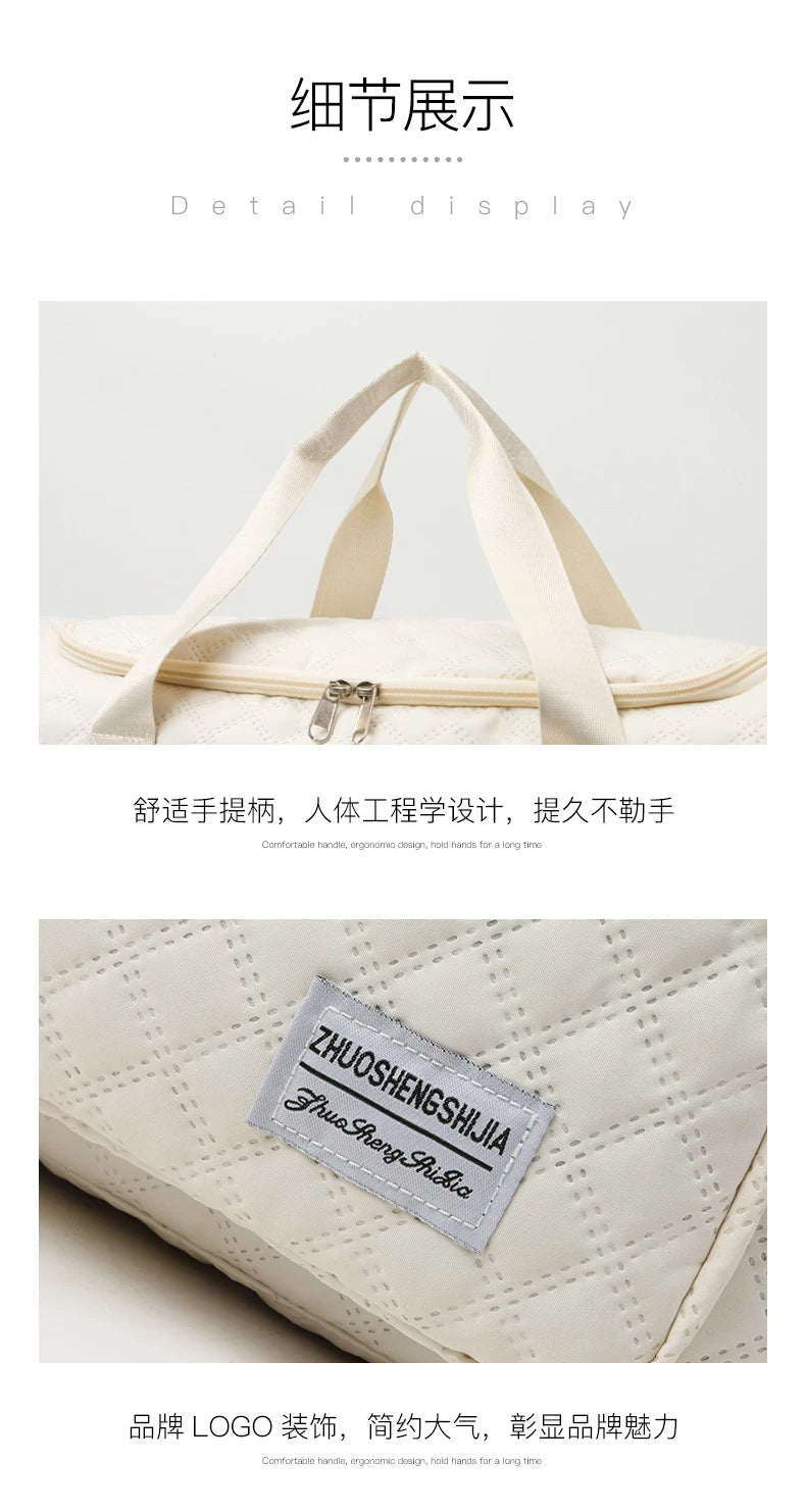 Beige Canvas Tasche mit hellbraunen Riemen und gesticktem Markenlogo auf der Seite.