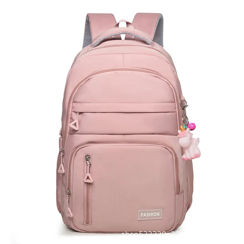 Mochila ligera rosa para universidad y deportes con compartimento para laptop y dije de unicornio.