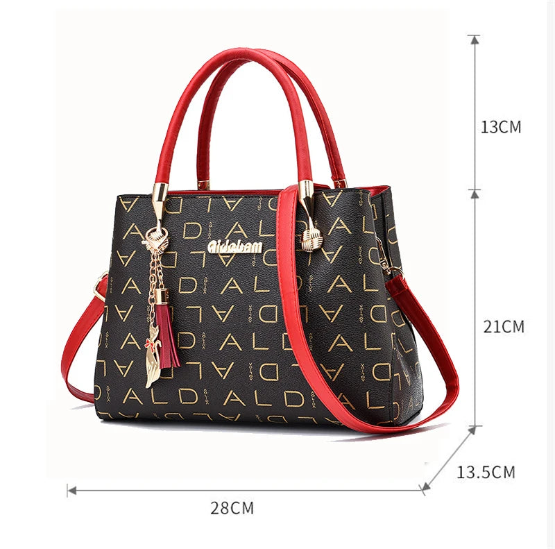 Sac bandoulière en cuir PU rouge et noir à motif avec quincaillerie dorée, vue de profil.