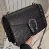 Bolso cruz de hombro con estampado de serpiente negra