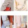 Un ensemble d'extenseurs de chaîne de sac à main beige clair avec des charms argentés et dorés.