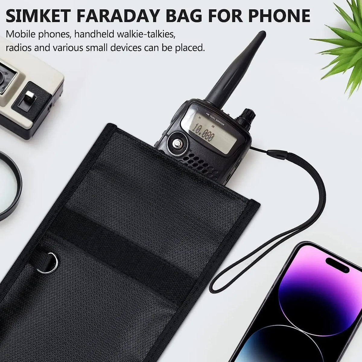 Sac Faraday noir pour téléphone et petits appareils à côté d'une radio portable.