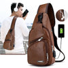 Braune Leder-Crossbody-Tasche neben einer Person, die ein Smartphone benutzt, mit Detailansicht der Reißverschlussverschlüsse