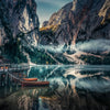 Nebelbedeckte Berglandschaft, die sich in einem ruhigen See spiegelt, mit Holzboot und Waldszenen.