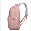 Una mochila rosa claro con correas grises y un bolsillo para portátil.