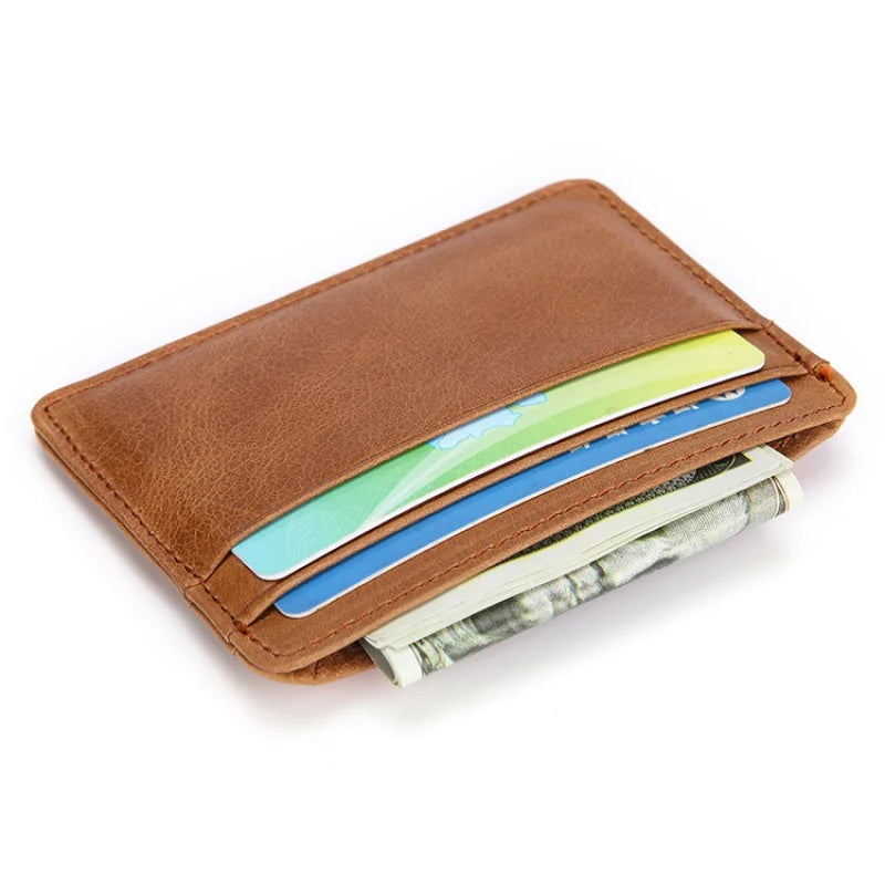 Braunes echtes Kuhleder-Kartenn holder mit Schlitz für Karten und etwas Bargeld.