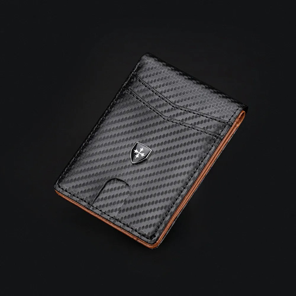 Portefeuille bi-pli en fibre de carbone noire avec texture et emblème argenté.