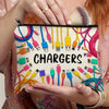 Una mano sostiene una bolsa de cremallera para almacenar cargadores y cables electrónicos