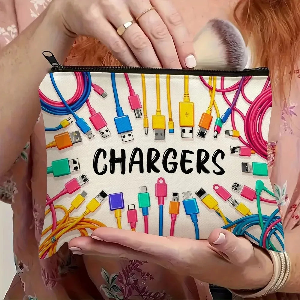 Una mano sostiene una bolsa de cremallera para almacenar cargadores y cables electrónicos