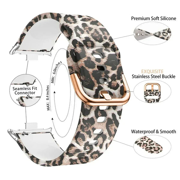 Vue rapprochée d'un bracelet de montre en silicone à imprimé léopard avec boucle en acier inoxydable et connecteur à ajusteme