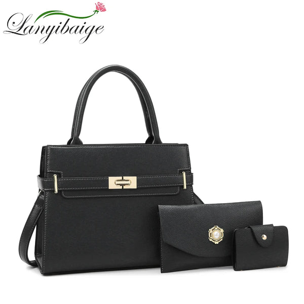 Schwarze Lederhandtasche mit goldfarbenen Verzierungen und Trageriem auf weißem Hintergrund.
