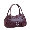 Clutch de cuero morado oscuro con lazo y detalle de anillo plateado.