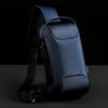 Dunkelblaue Designer Anti-Diebstahl-Crossbody-Slingbag vor schwarzem Hintergrund