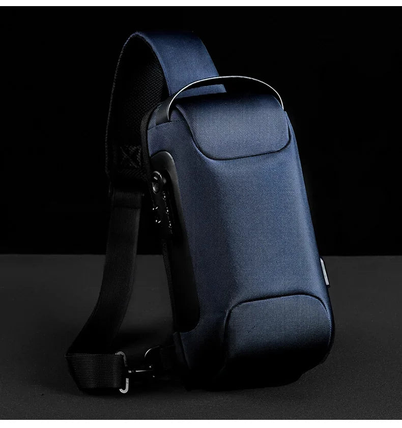 Dunkelblaue Designer Anti-Diebstahl-Crossbody-Slingbag vor schwarzem Hintergrund