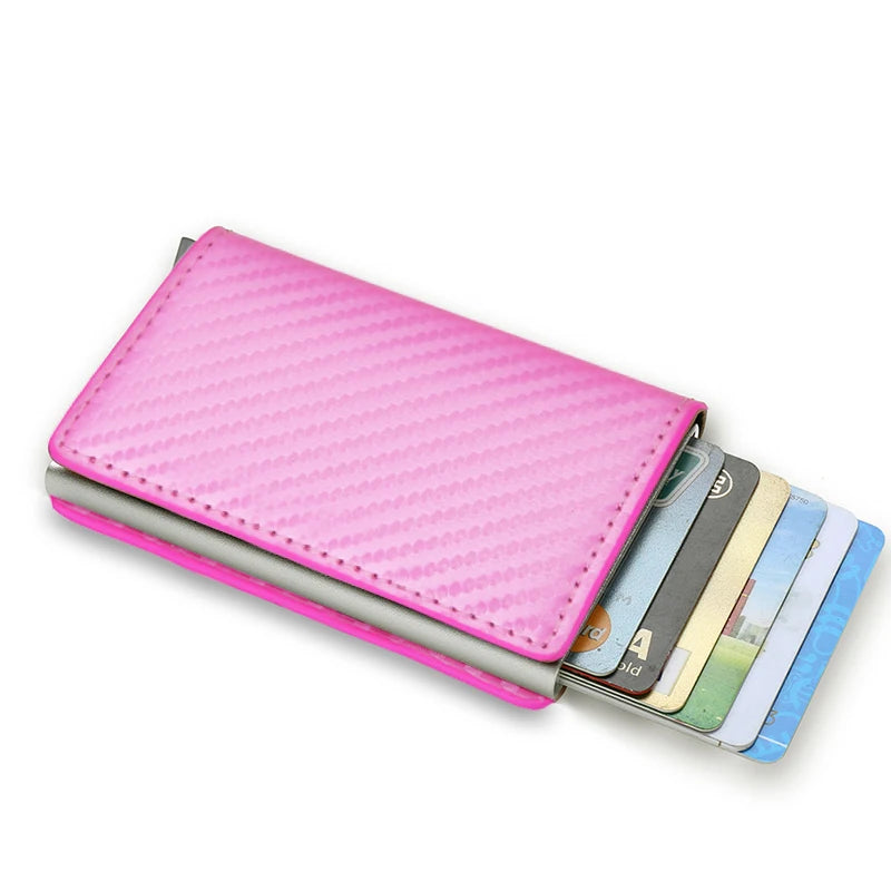 Portefeuille avec porte-cartes texturé rose contenant plusieurs cartes de crédit.