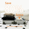 Reise-Staubsaugbags mit USB-Pumpe neben einem weißen Sofa und Teppich, Werbung für 80% Platzersparnis.