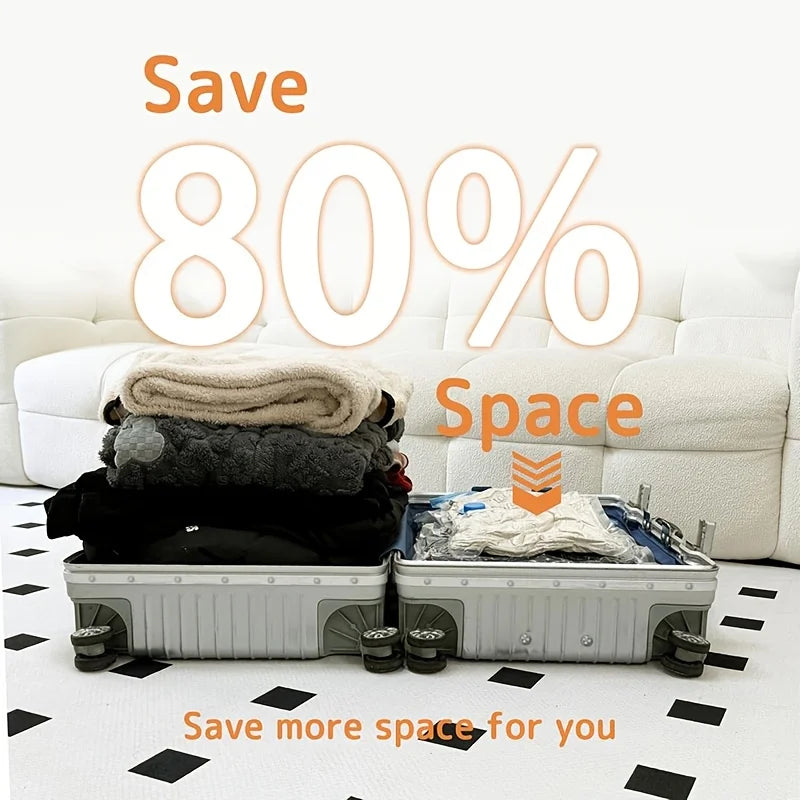 Reise-Staubsaugbags mit USB-Pumpe neben einem weißen Sofa und Teppich, Werbung für 80% Platzersparnis.