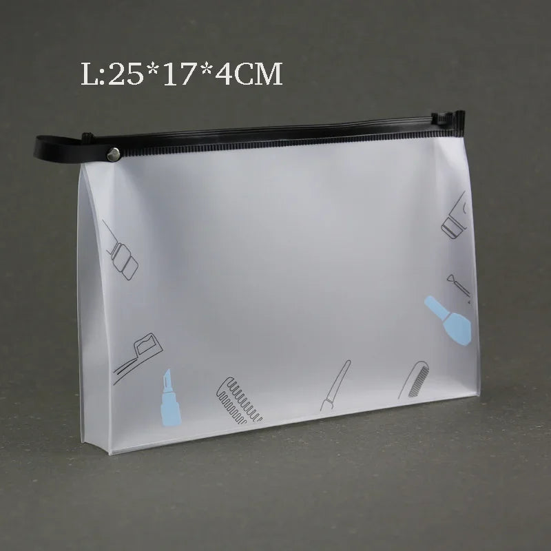 Bolsa transparente para cosméticos con cremallera negra, mostrando herramientas y artículos de belleza dentro.