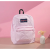 Un sac à dos Jansport rose est exposé contre un mur rose avec une ombre, à côté d'un vase blanc.