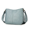 Sac à main en cuir PU bleu clair avec rabat et sangle assortie.