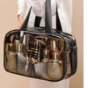 Bolsa reutilizable transparente llena de diversas botellas de vidrio y envases de perfume.