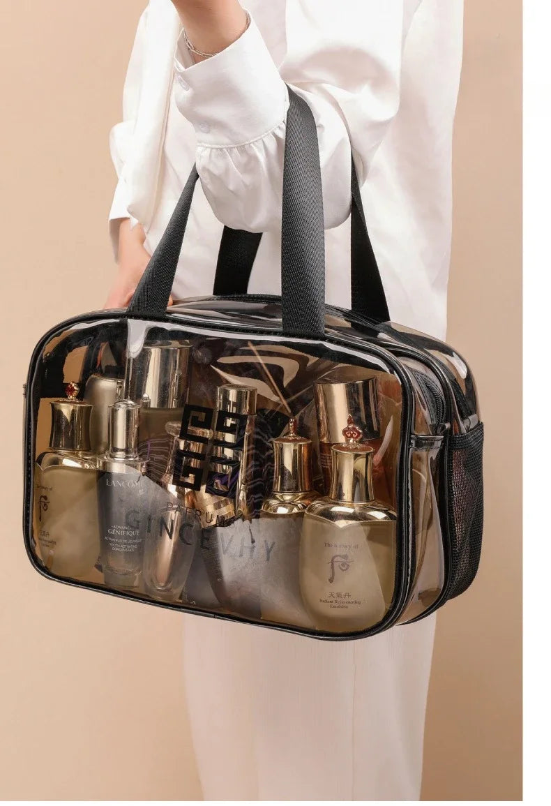 Bolsa reutilizable transparente llena de diversas botellas de vidrio y envases de perfume.