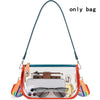 Sac à l'épaule en PVC transparent avec sangle marron et lunettes de soleil à l'intérieur.