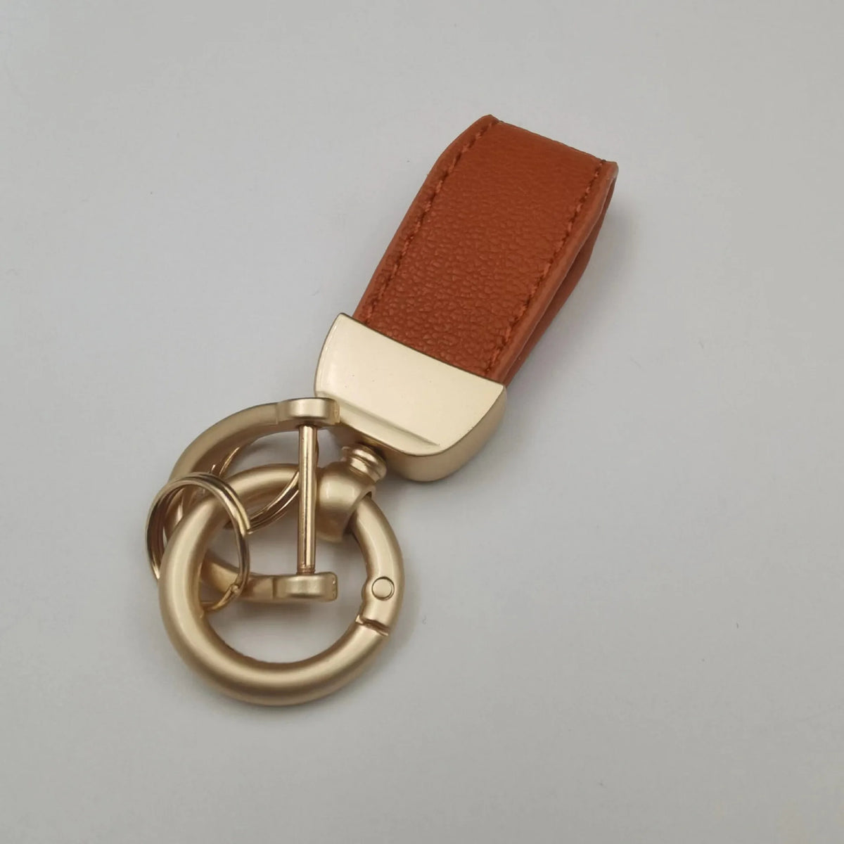 Echtes Leder-Schafsfell Auto-Schlüsselanhänger mit braunem Band und goldfarbenem Verschluss.