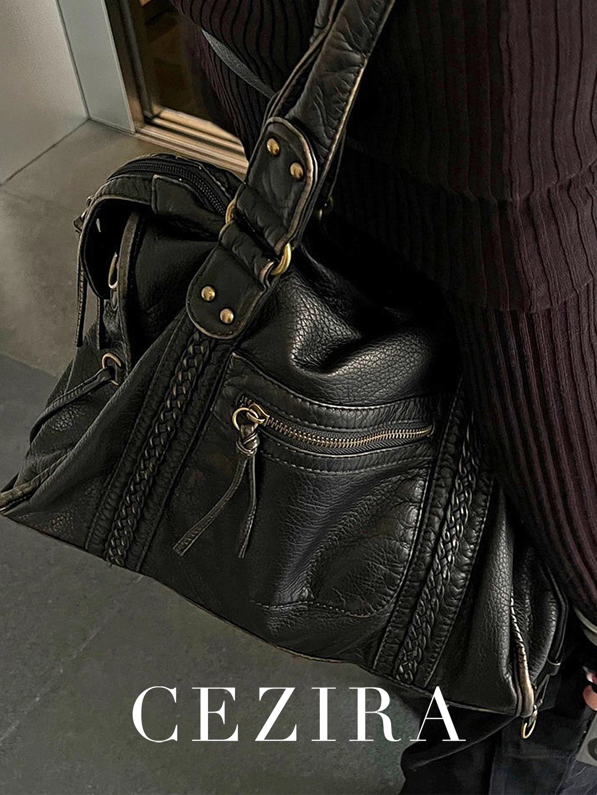 Schwarze Vintage-PU-Leder-Tasche mit gesteppter Textur und Reißverschlusstaschen.