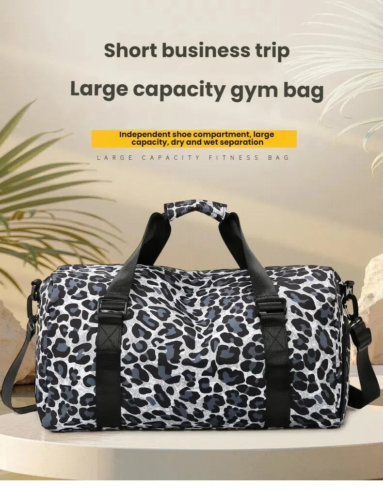 Bolso de gimnasio con estampado de leopardo y compartimento independiente para zapatos, ideal para viajes cortos de negocios.