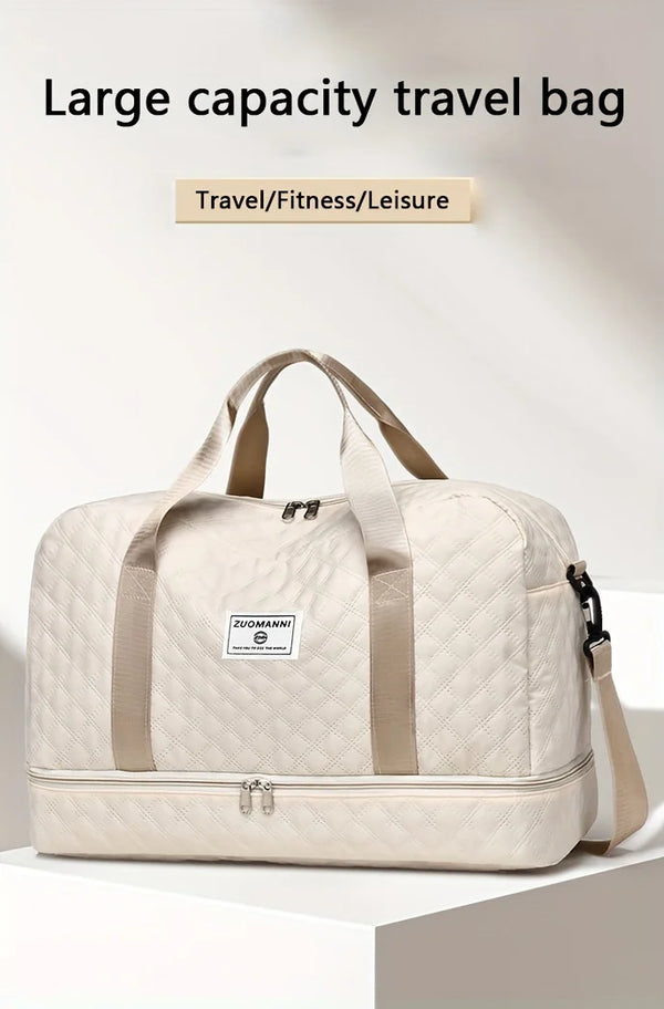 Beige gesteppte große Reiseحق Tasche mit tanen Trägern auf weißer Oberfläche.
