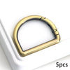 مشابك حلقة نحاسية (D ring) موضوعة على سطح أبيض، مع ظهور خمس قطع.