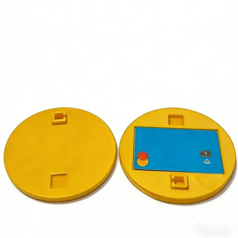 حاملات بطاقات بلاستيكية صفراء لتخزين العملات الذهبية.