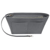 Bolsa cosmética de fieltro gris con cremallera y correa.
